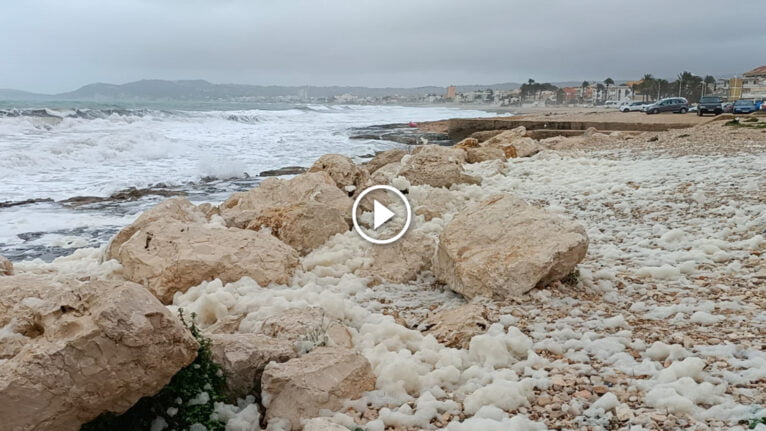 Espuma marina en la Playa de la Grava de Xàbia FB