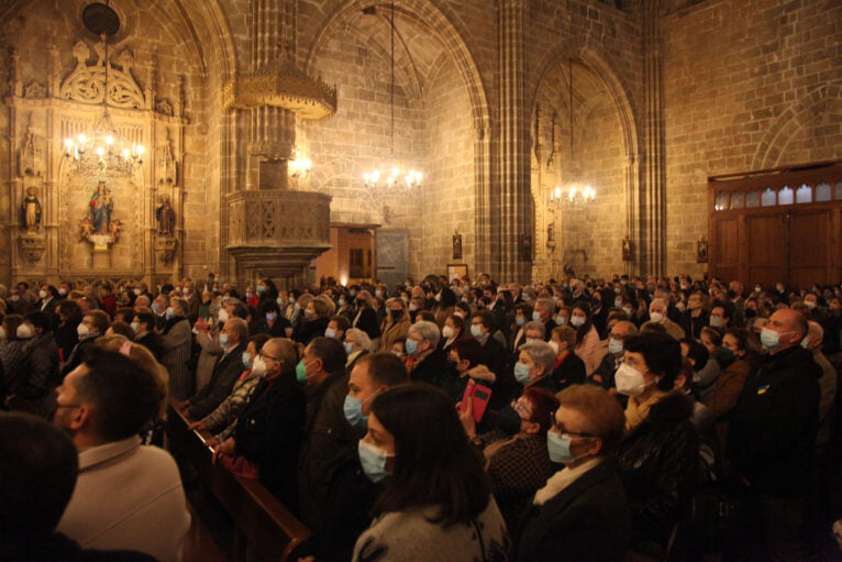 Feligreses en la Parroquia de San Bartolomé a la llegada de Jesús Nazareno