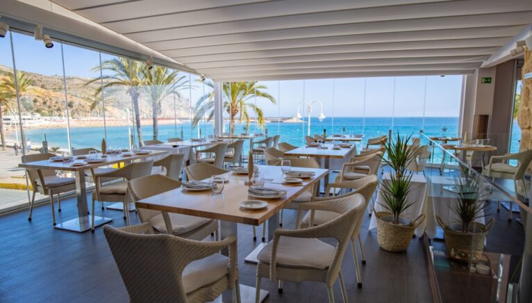 Terraza cubierta con vistas al mar