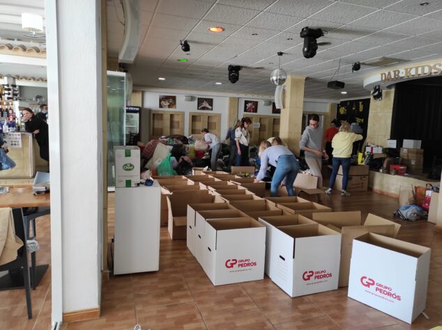 Imagen: Voluntarios organizando las aportaciones solidarias de los vecinos de Xàbia