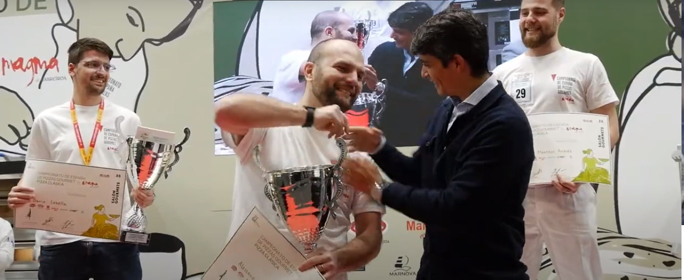 Damiano recoge el premio a la mejor pizza clásica