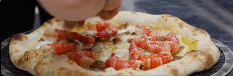 Elaboración de una pizza en el campeonato de pizza gourmet