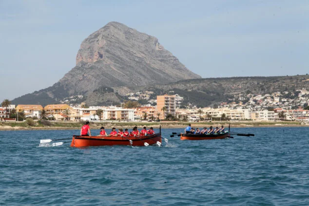 Imagen: Embarcaciones durante la regata de rem de la Dona