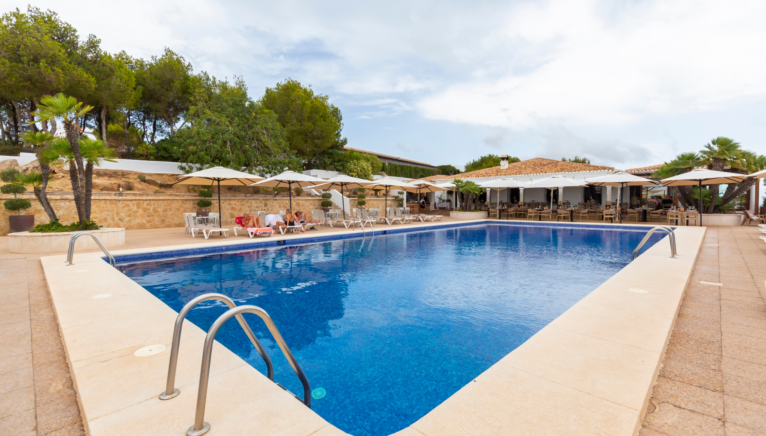 Refréscate en la piscina tras saborear deliciosos platos