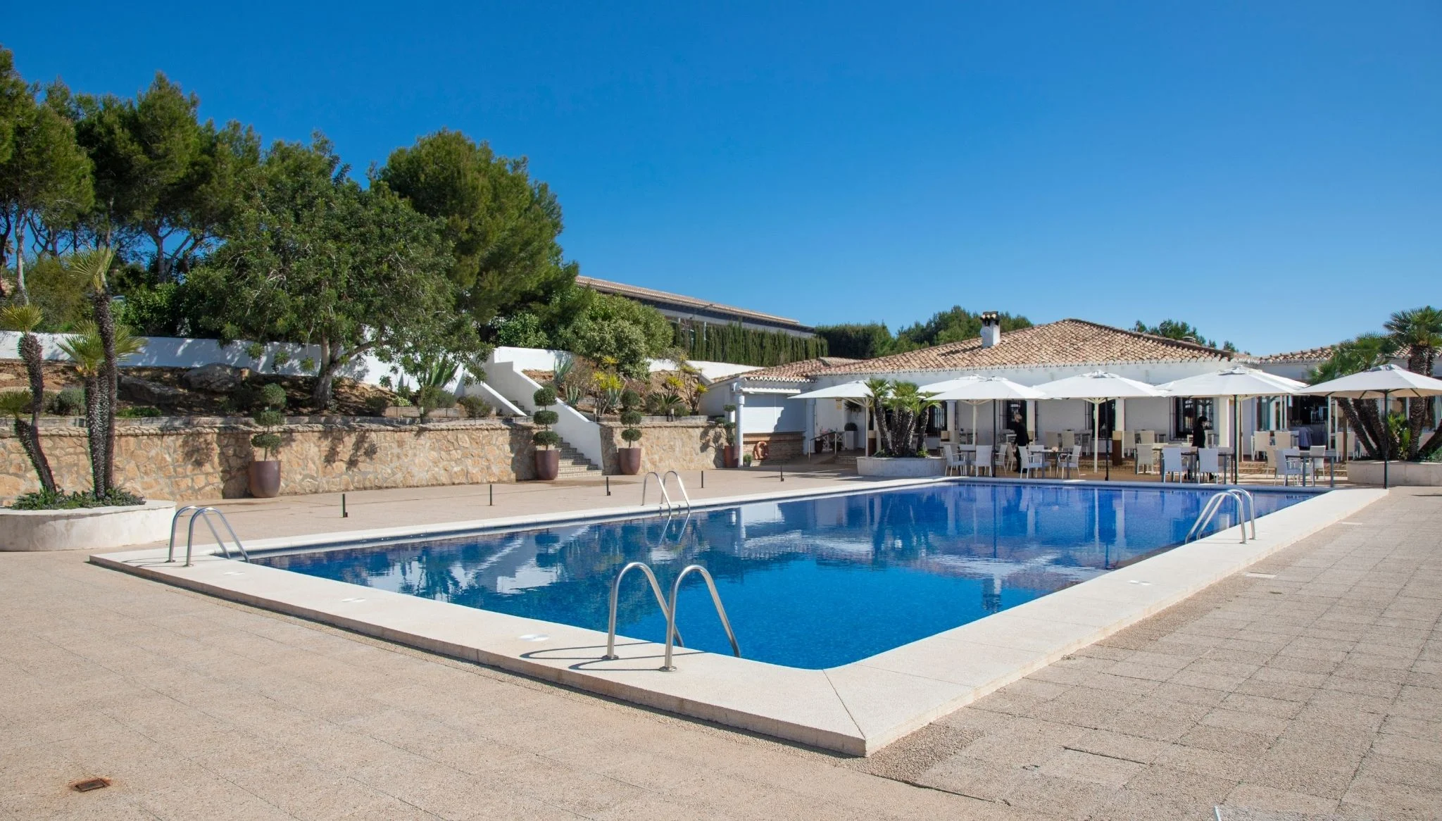 Zona de terraza con piscina en Restaurante La Cumbre