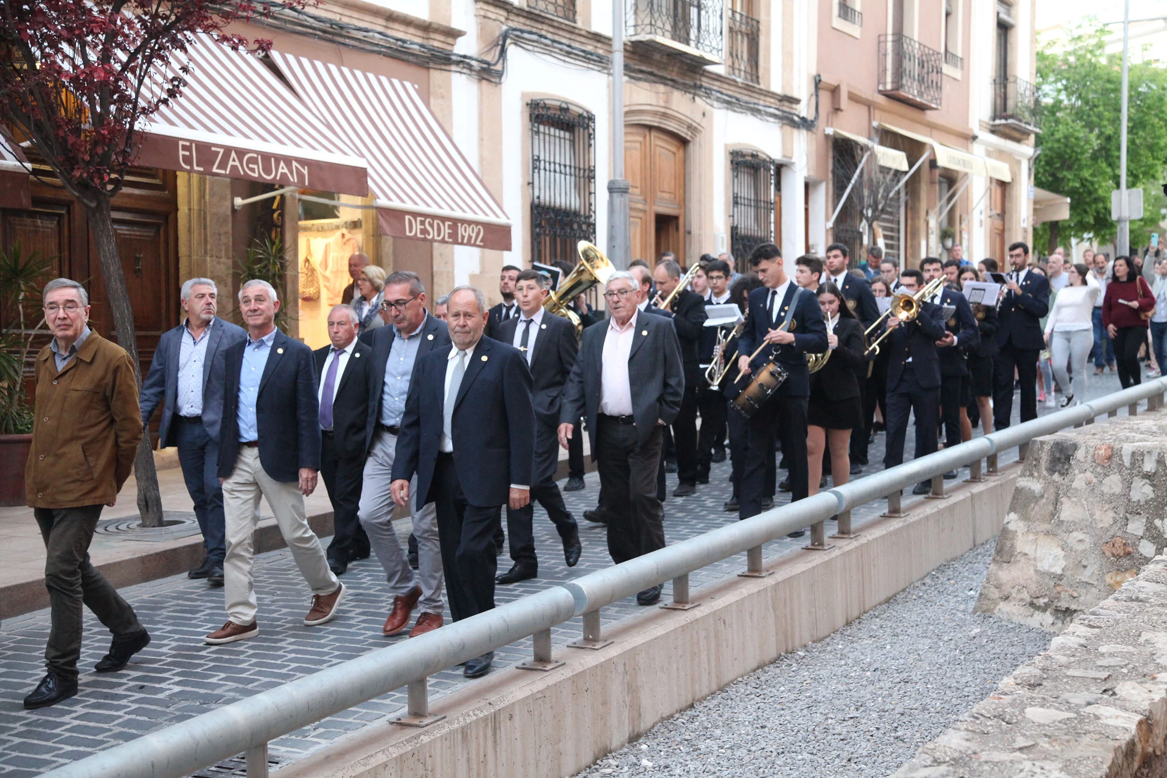 Pasacalle de visita a las cruces de mayo