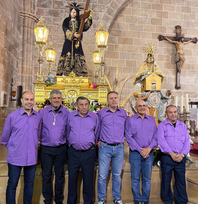 Mayorales 2022 junto a la imagen de Jesús Nazareno