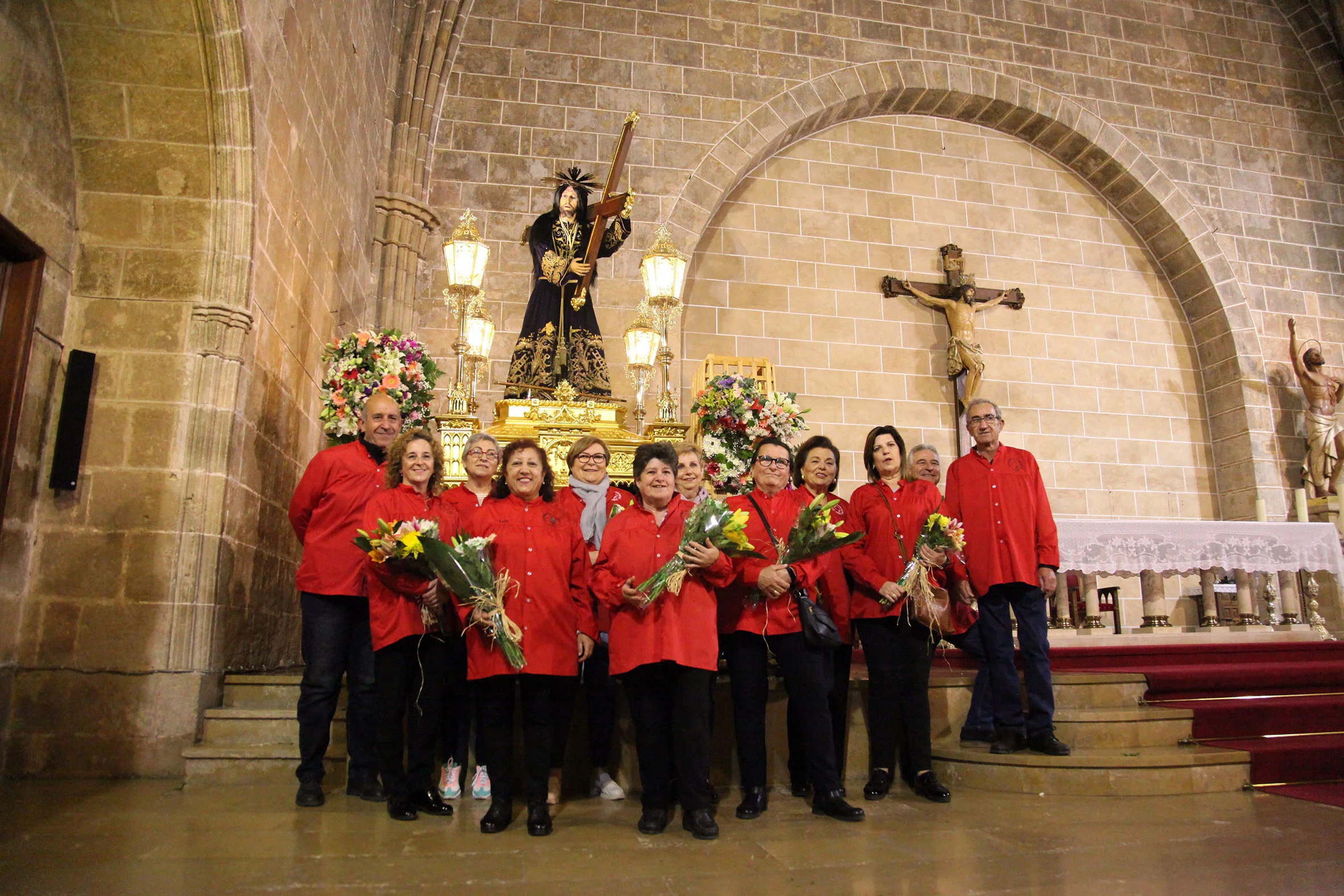 Comisión de fiestas de Xàbia ofrendando a Jesús Nazareno