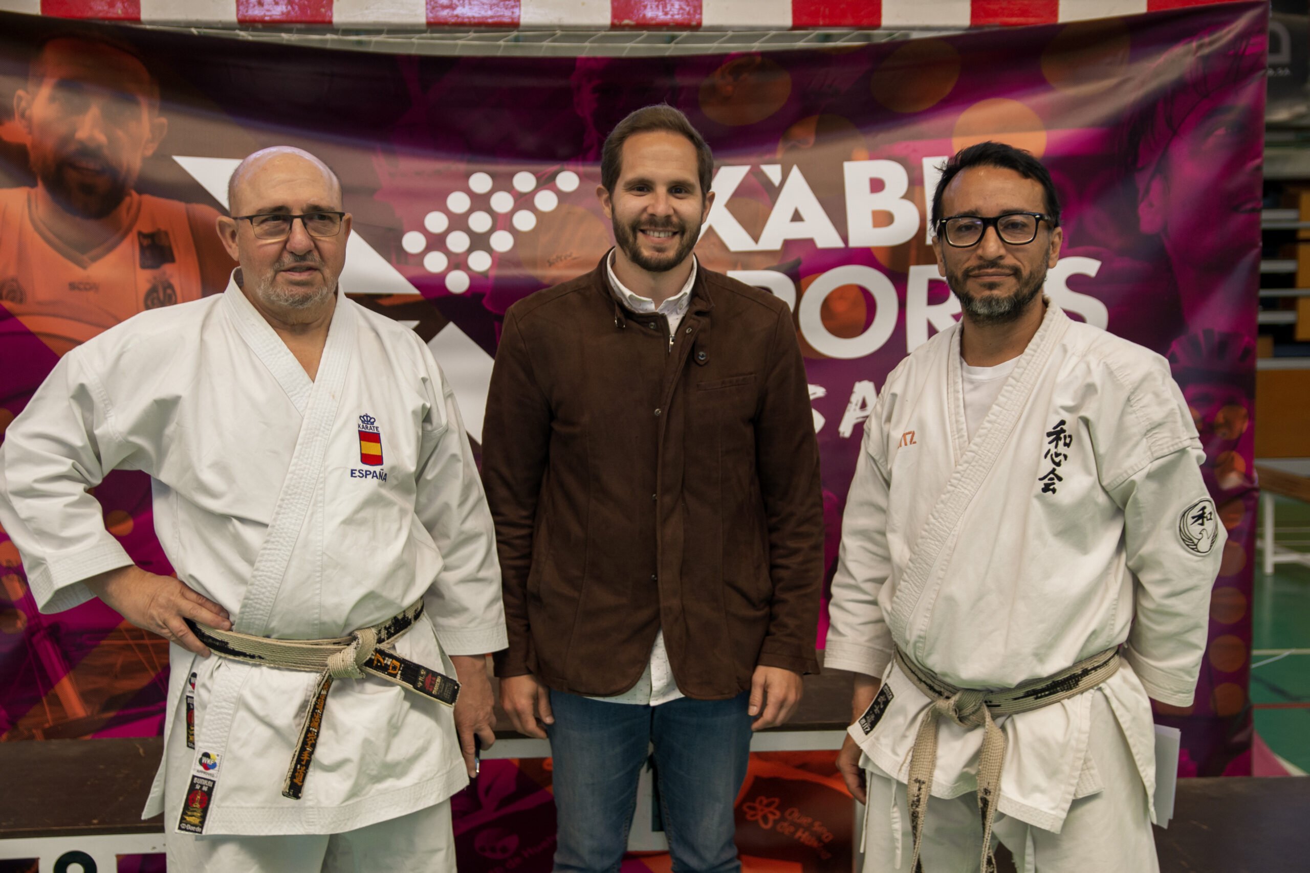 Representantes de los clubs de karate con el concejal