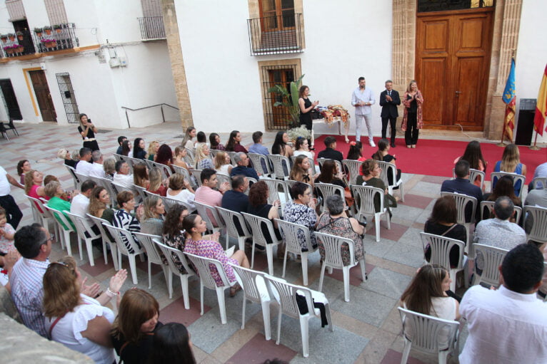 Acto de entrega de distintivos a los representantes de Fogueres