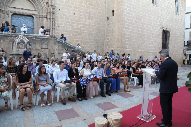 Acto entre de distintivos de Fogueres