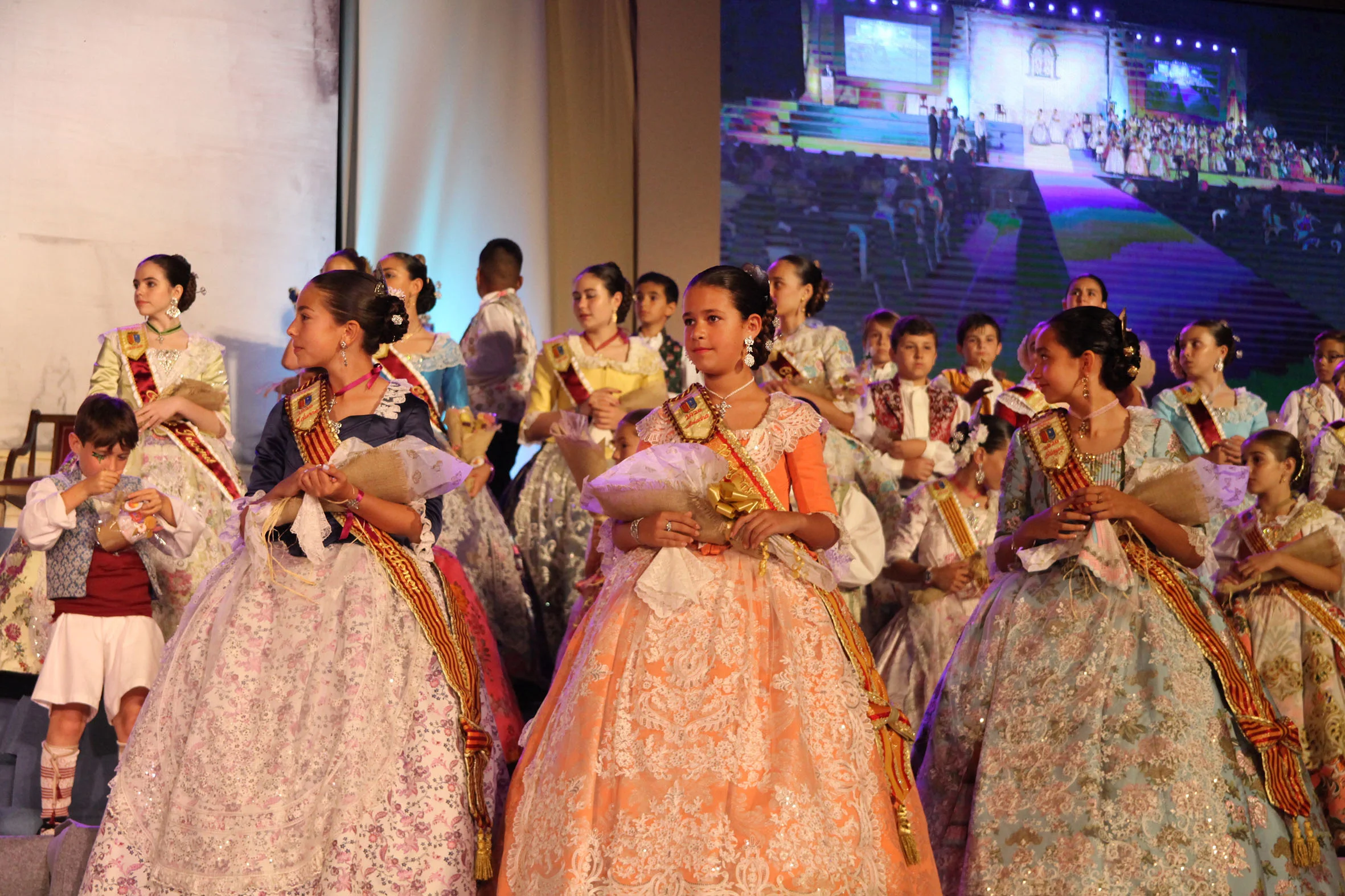 Ariadna con sus damas y corte de honor al fondo