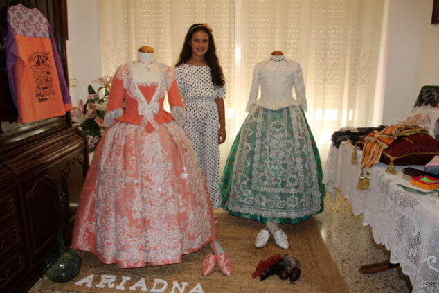 Imagen: Ariadna Serrat, regina infantil 2020 junto a los trajes que lucirá estas fiestas