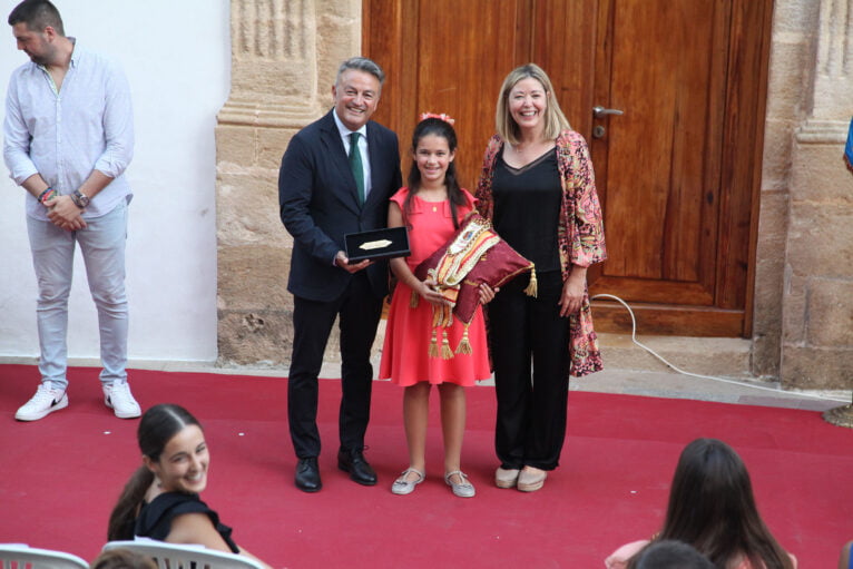 Ariadna Serrat, reina infantil recogiendo sus distintivos