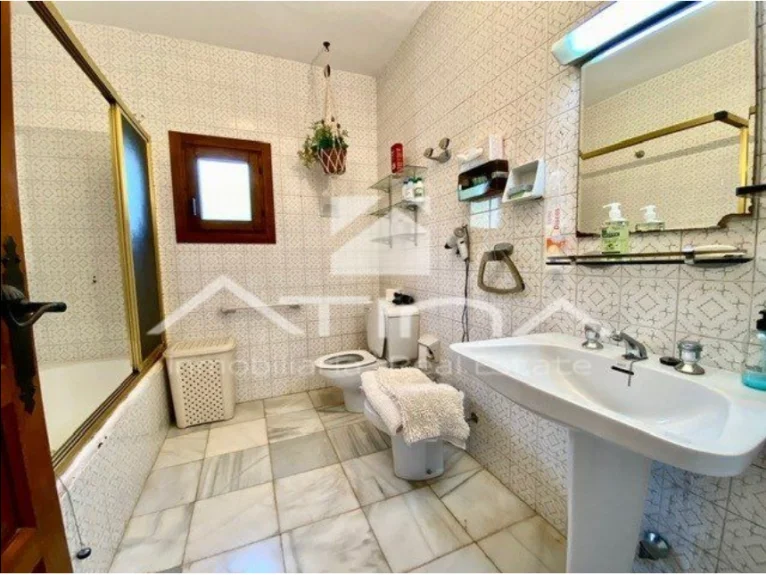 Baño grande y completamente equipado con bañera y ventana al exterior