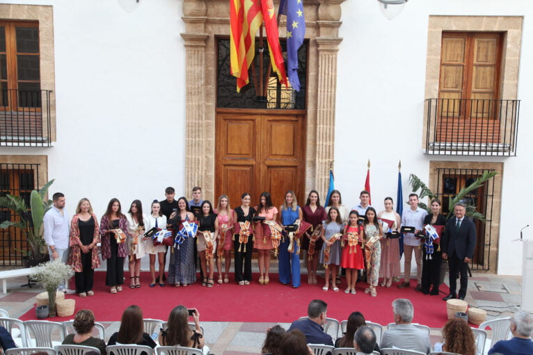 Entrega de distintivos a los cargos de Fogueres