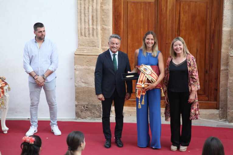 Entrega de distintivos a representantes de Fogueres 2020, 2021 y 2022