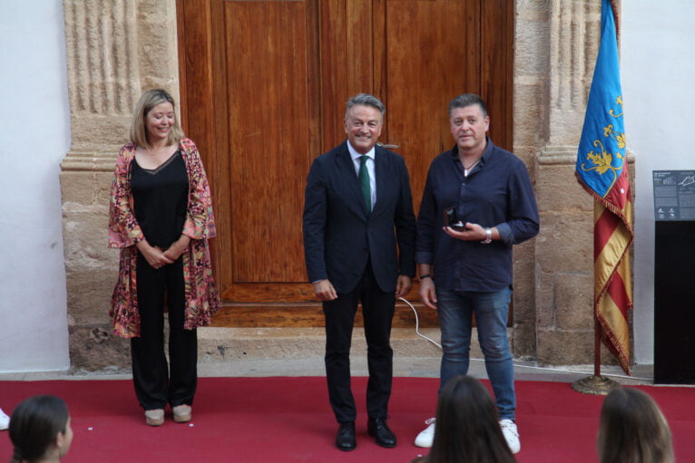 Entrega de distintivos a representantes de Fogueres 2020, 2021 y 2022