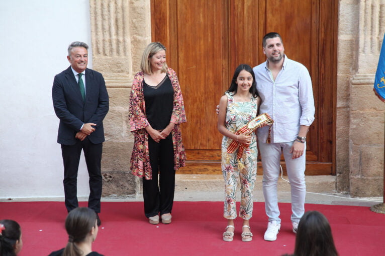 Entrega de distintivos a representantes de Fogueres 2020, 2021 y 2022