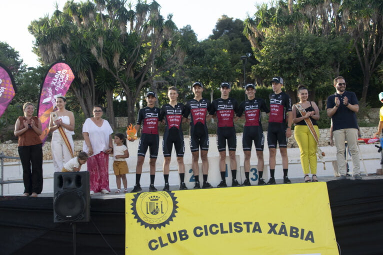 Equipo ciclista tras el Trofeo de Fogueres Xàbia