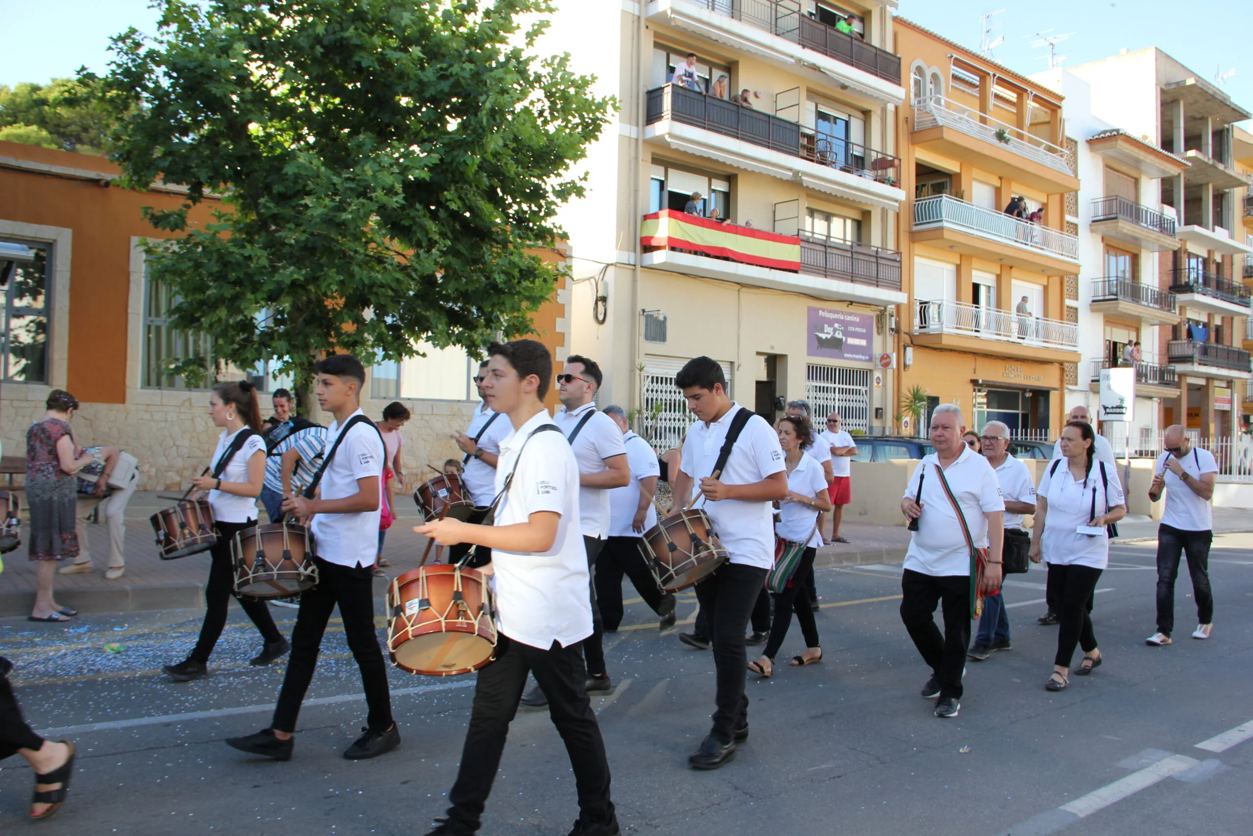 Primer día de desfile de carrozas de Fogueres Xàbia 2022