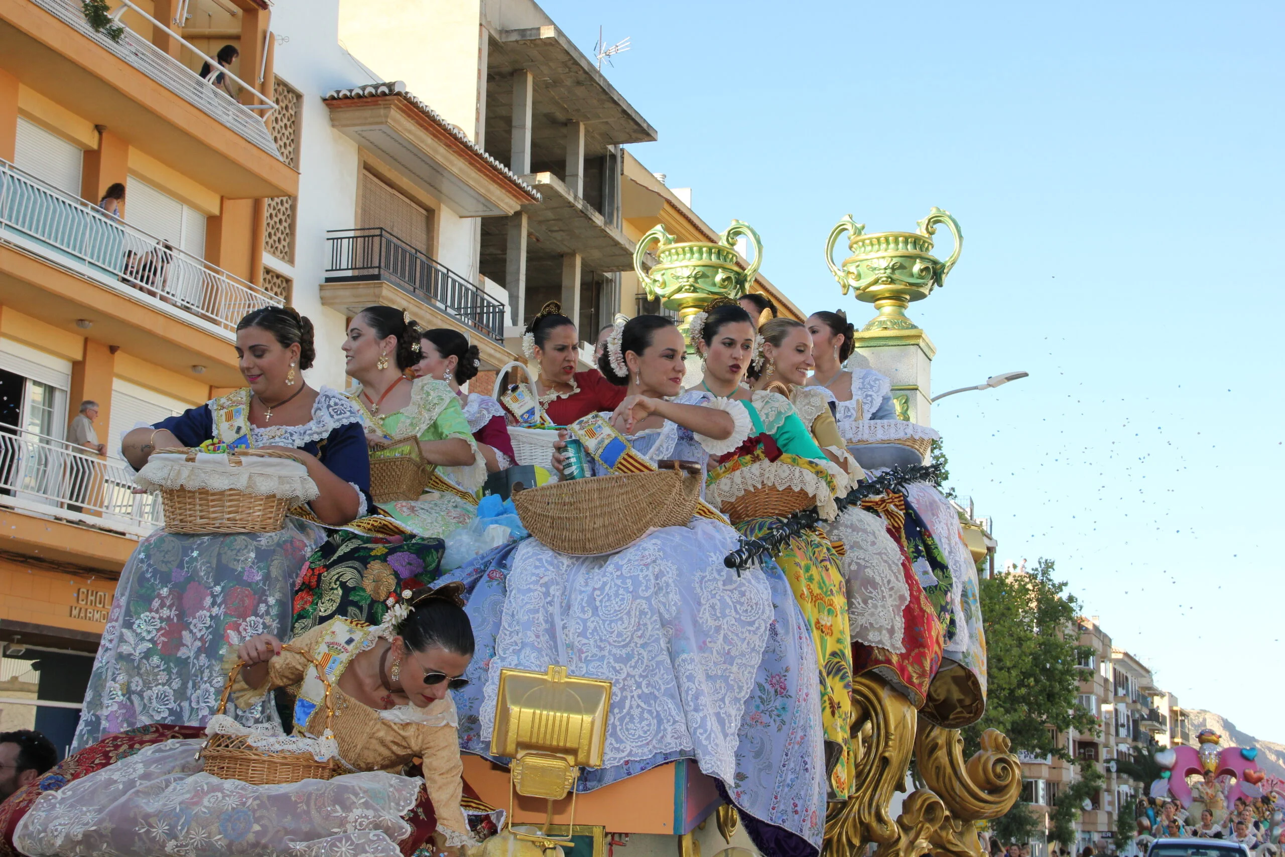 Primer día de desfile de carrozas de Fogueres Xàbia 2022