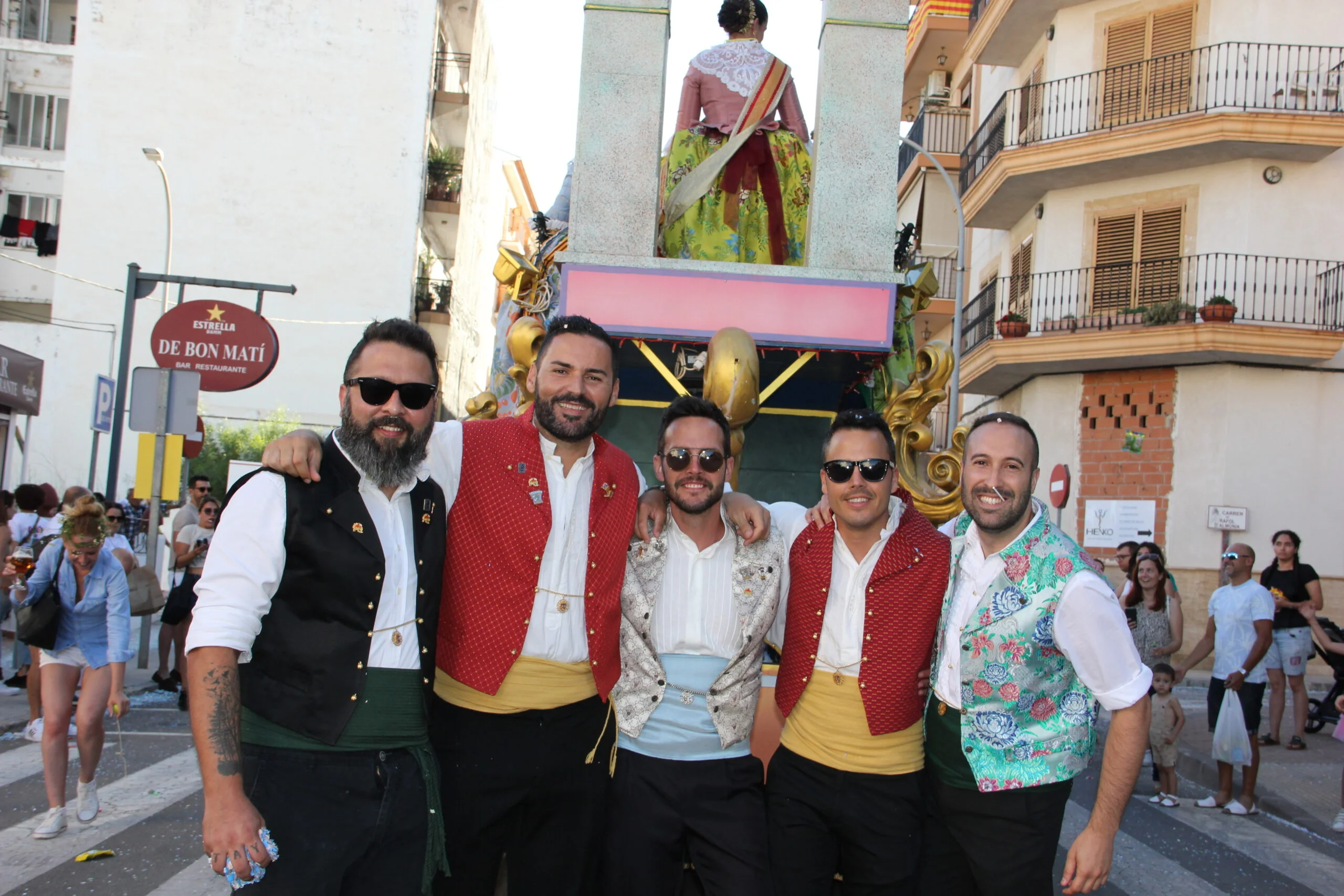 Primer día de desfile de carrozas de Fogueres Xàbia 2022