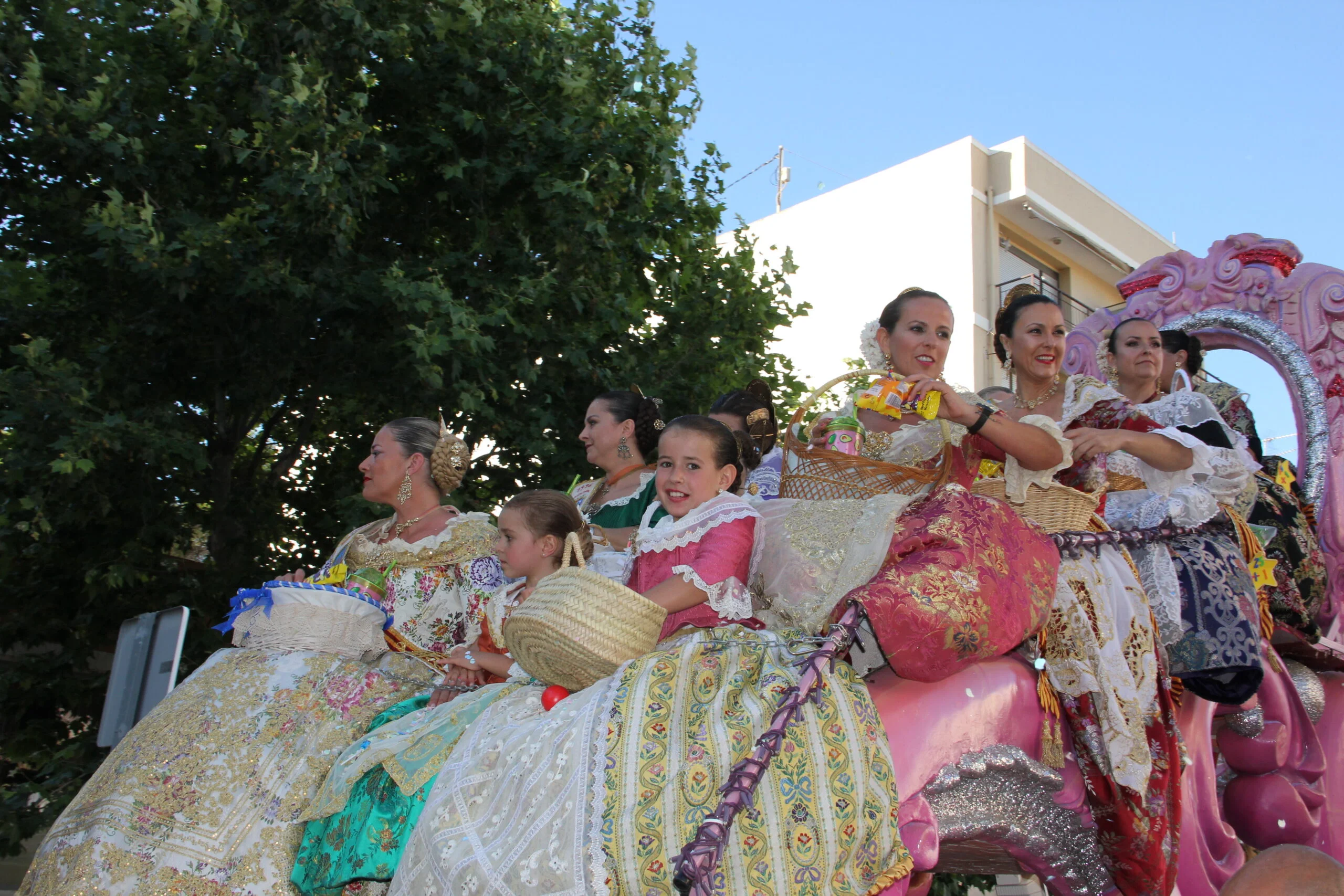 Primer día de desfile de carrozas de Fogueres Xàbia 2022