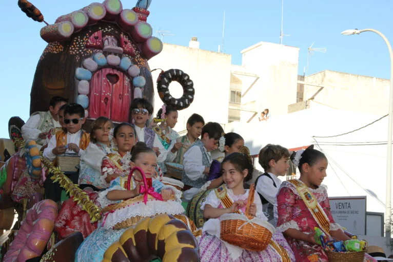 Primer día de desfile de carrozas de Fogueres Xàbia 2022