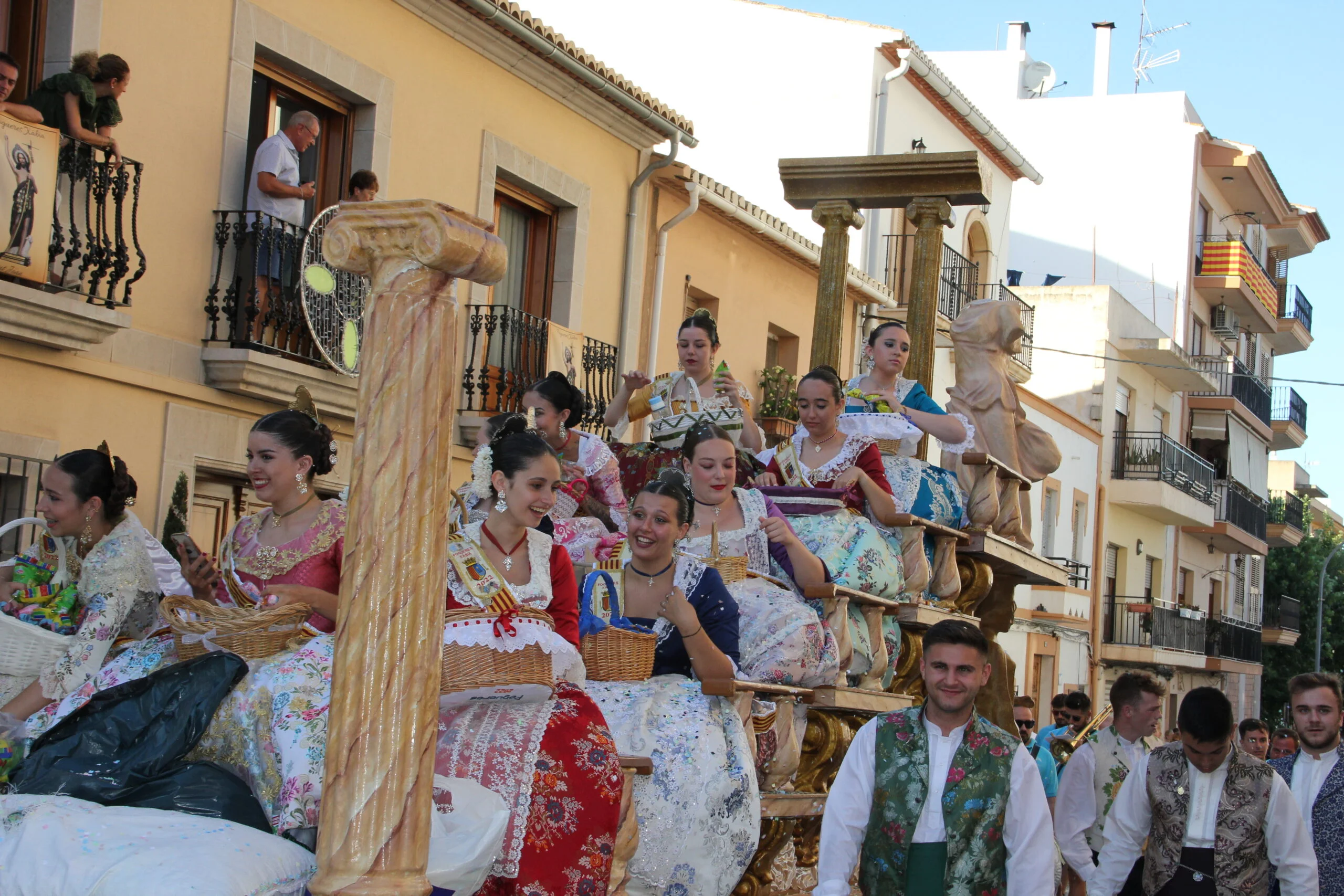 Primer día de desfile de carrozas de Fogueres Xàbia 2022