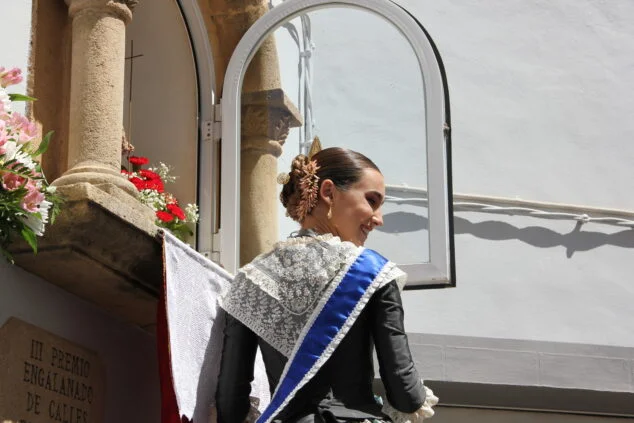 Imagen: La presidenta de la Quintà 2021 deposita la ofrenda a Sant Joan