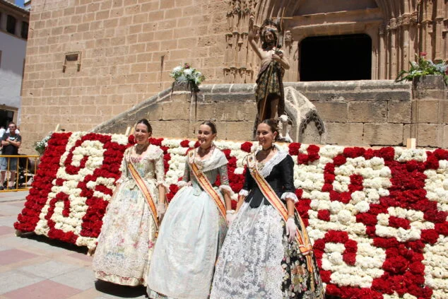 Imagen: Las reinas de 2020, 2021 y 2022 al realizar la ofrenda a Sant Joan