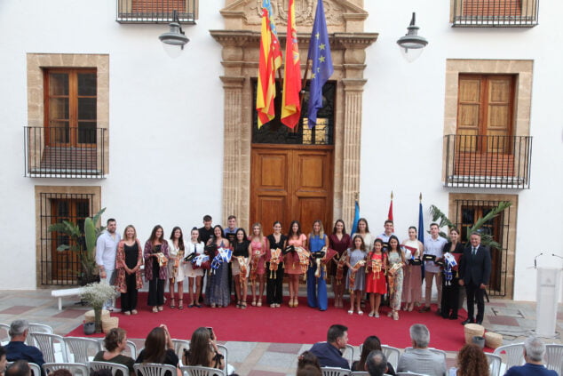 Imagen: Los cargos de las fiestas de Fogueres Xàbia 2022