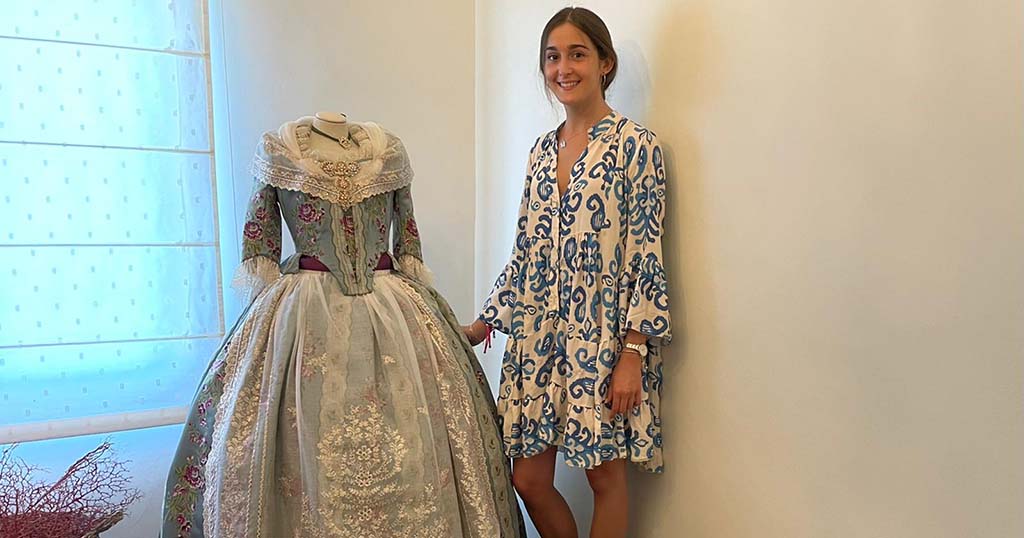 Marta Ortuño junto al traje