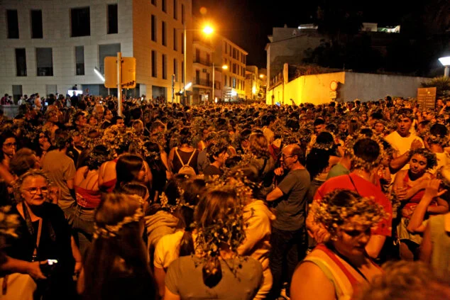 Imagen: Miles de personas esperan el inicio de la Nit dels Focs de San Joan Xàbia 2022