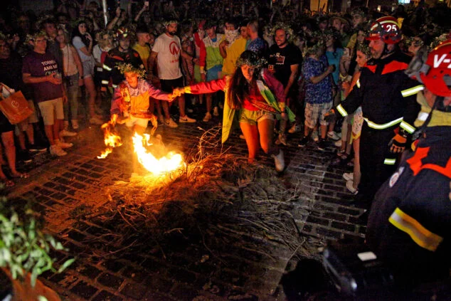 Imagen: Salto de la primera hoguera en la Nit dels Focs de San Joan Xàbia 2022