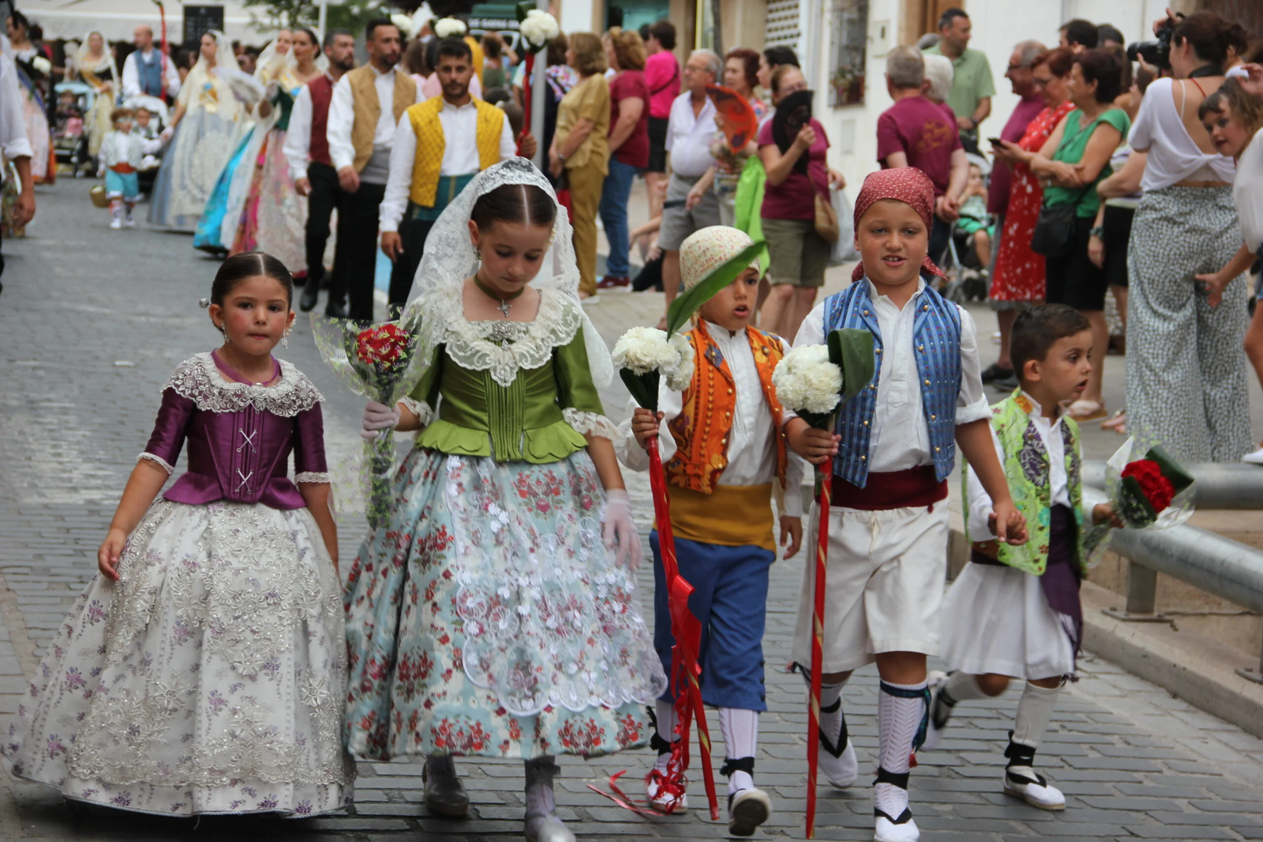 Niños en la ofrenda de flores a San Juan 2022