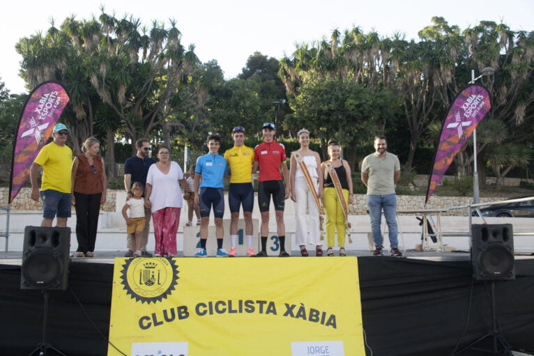 Podio de los tres primeros ciclistas del Trofeo de Fogueres