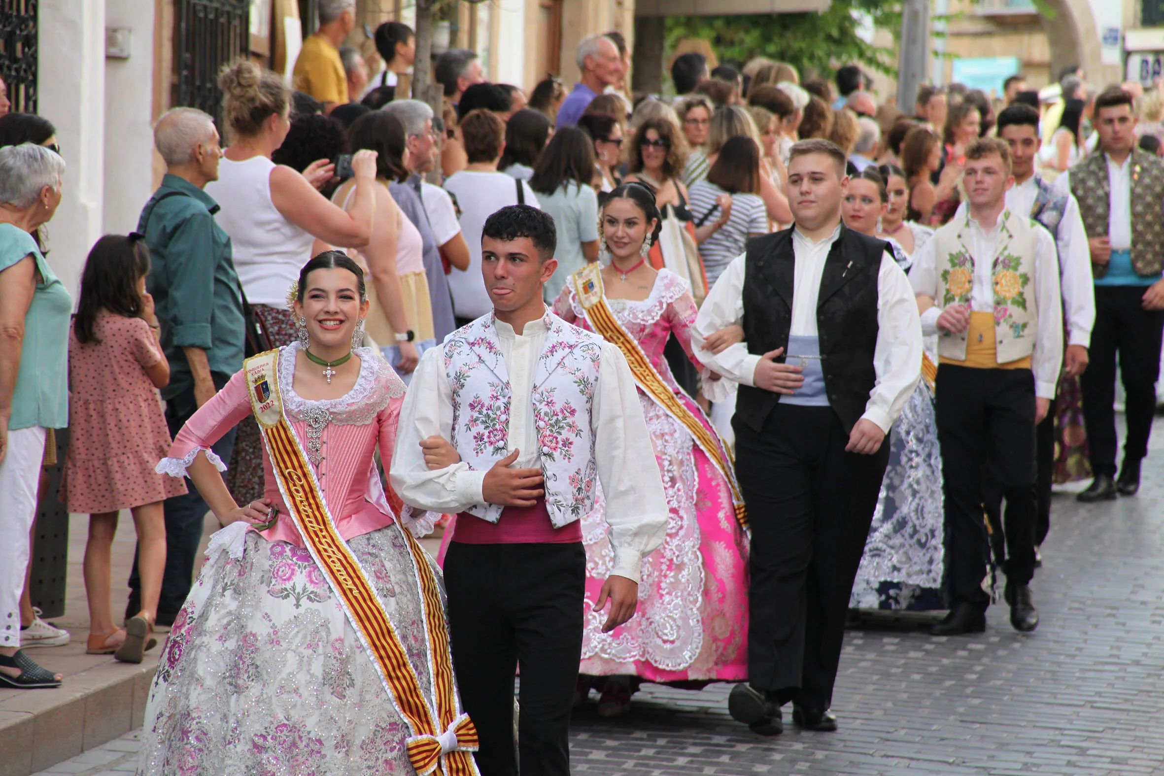 Quintos durante un pasacalle en fiestas de Fogueres Xàbia