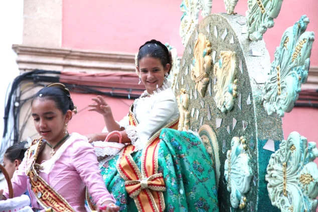 Imagen: Reina infantil en el segundo día de desfile de carrozas