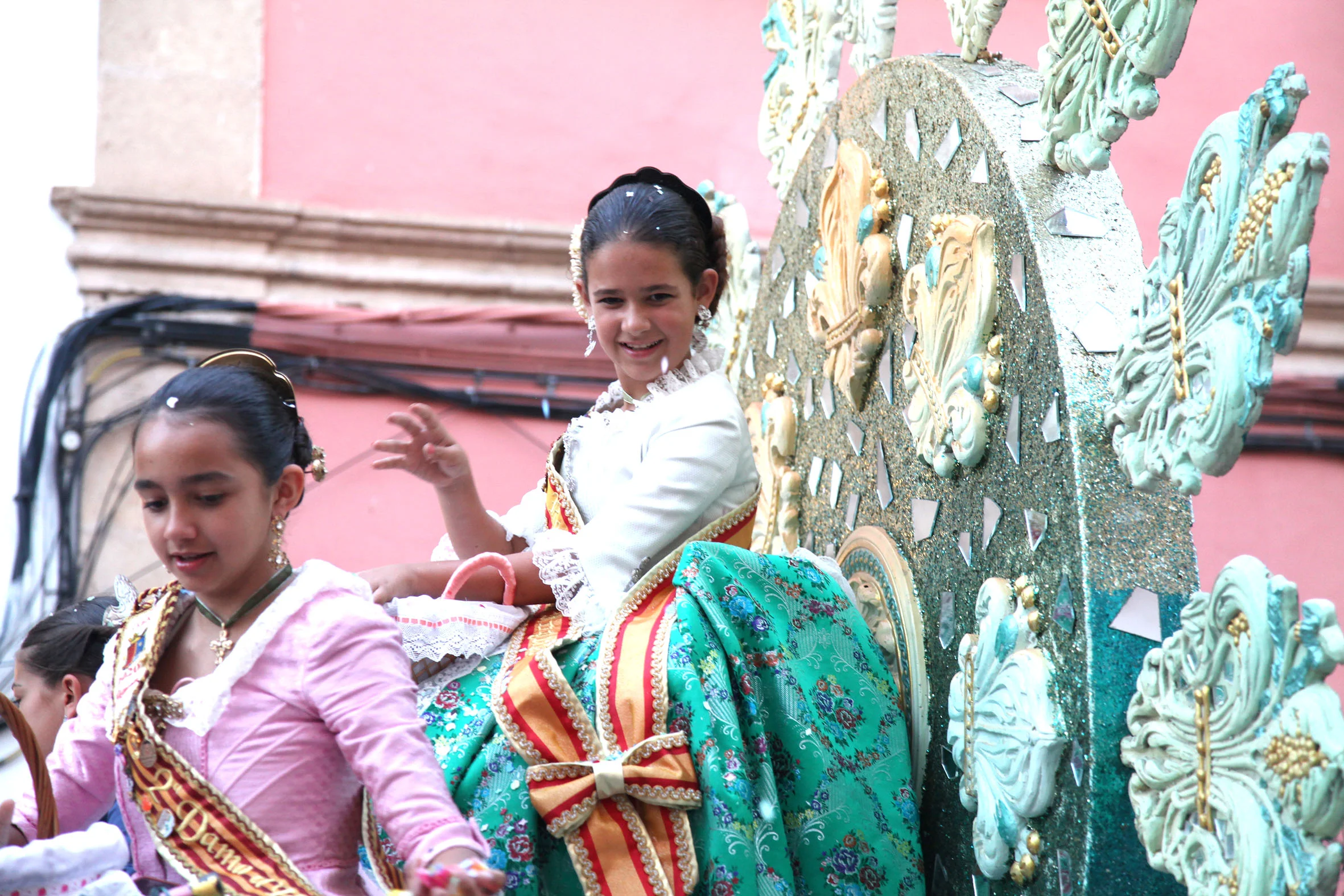 Reina infantil en el segundo día de desfile de carrozas