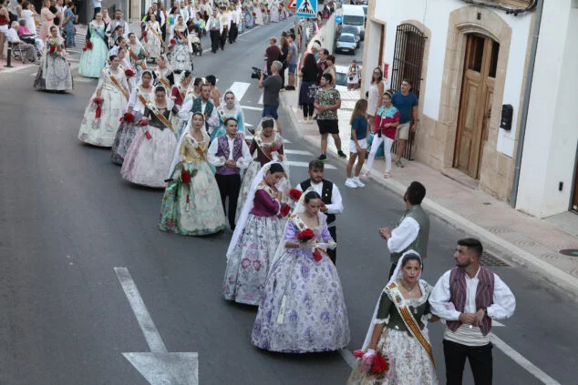 Imagen: Participantes en el segundo día de Ofrenda de flores Fogueres Xàbia 2022