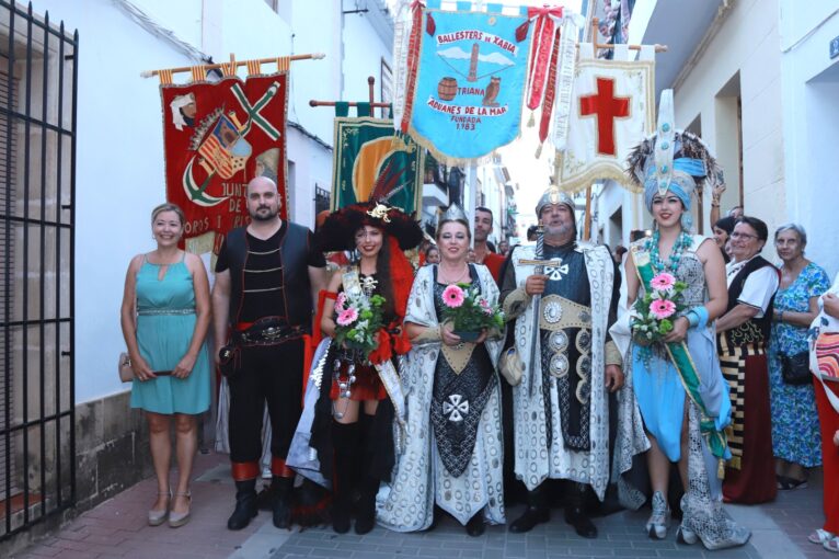 Ofrenda de Moros i Cristians en el Centro Histórico 2022. Foto Juan Catalá