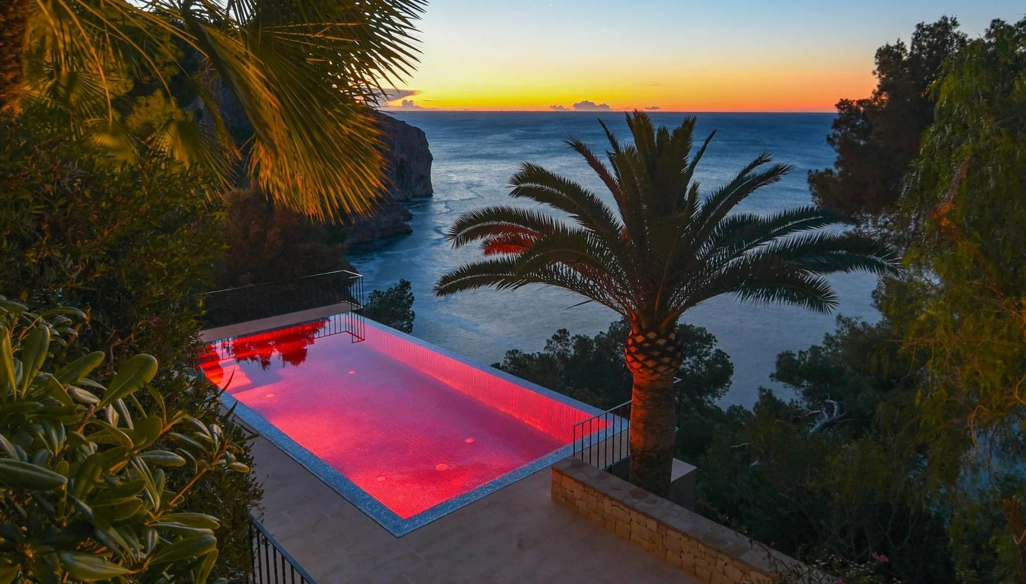 Piscina Ambolo Olaf frente al mar, equipada con focos de colores