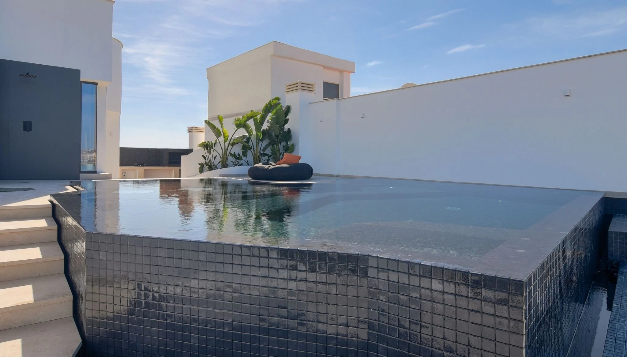 Piscina infinity en el pueto de Torrevieja