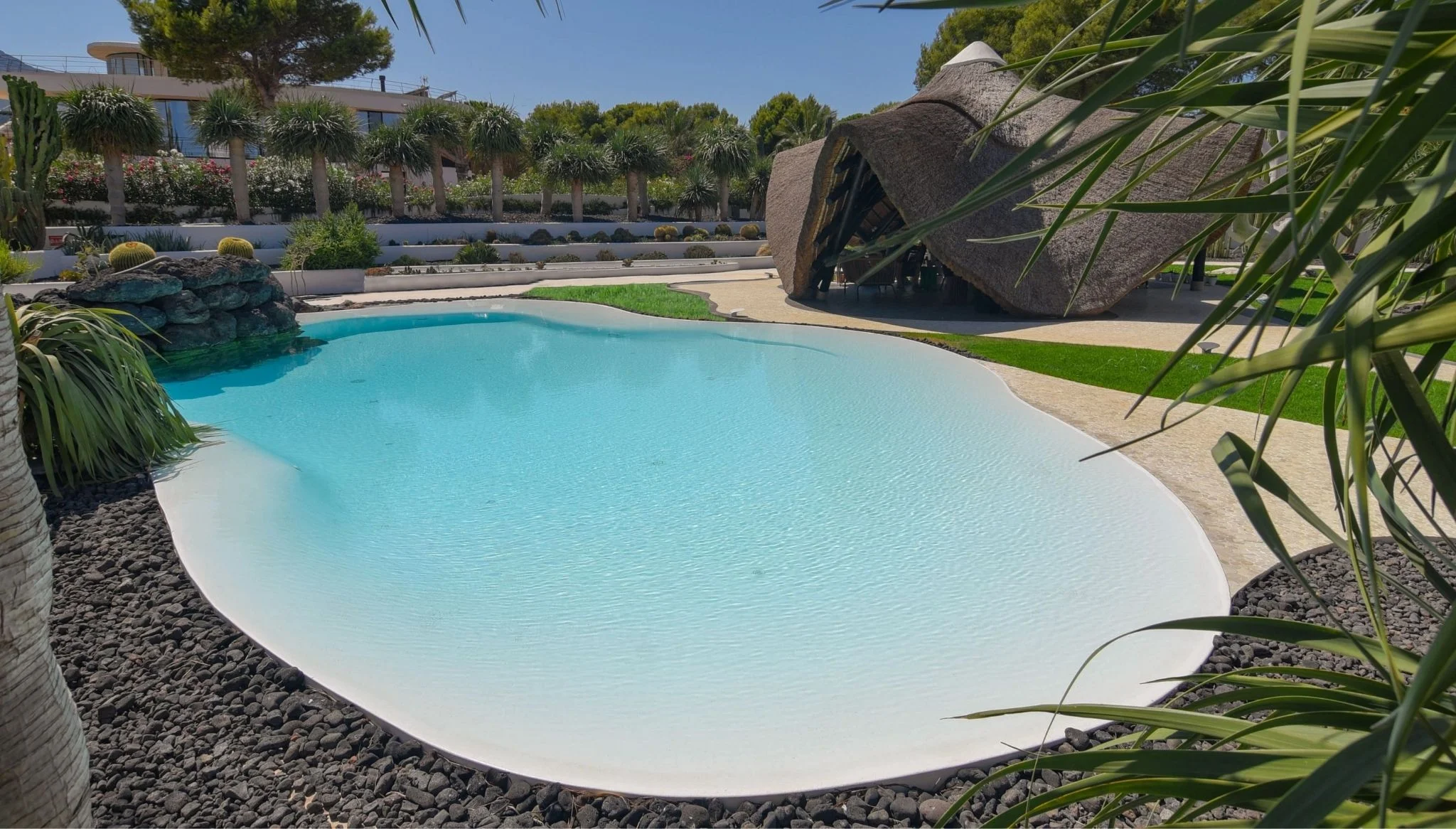 Piscina Les Rotes inspirada en la obra de César Manrique