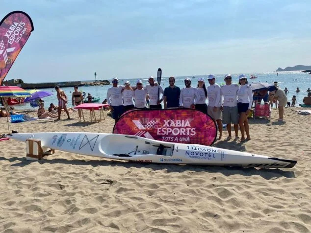 Imagen: lvaro Trigo con su equipo y el concejal de deportes en la Playa del Arenal