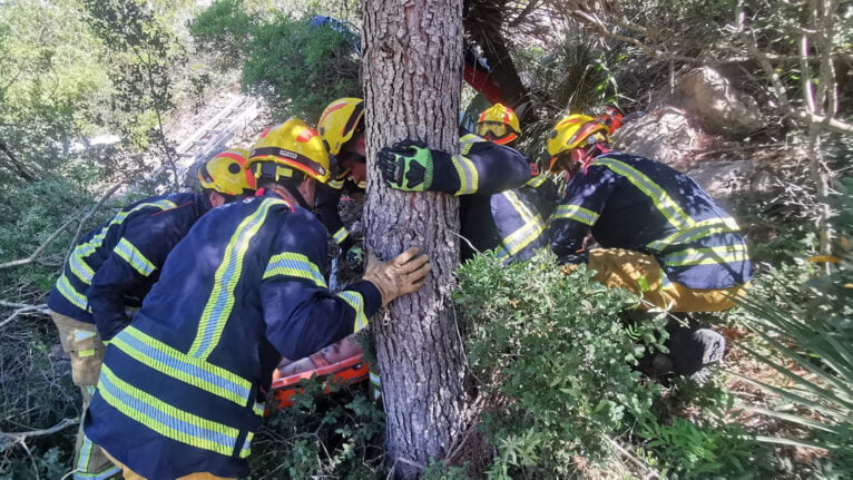 Equipo de rescate subiendo a la persona accidentada