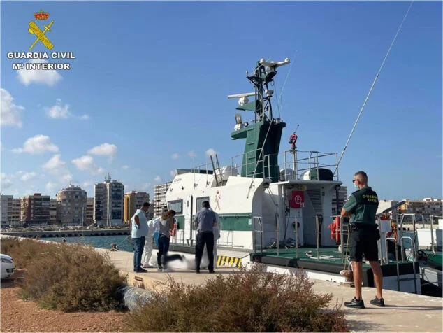 Imagen: La Guardia Civil recupera en aguas de Alicante y Murcia los cuerpos sin vida de siete personas