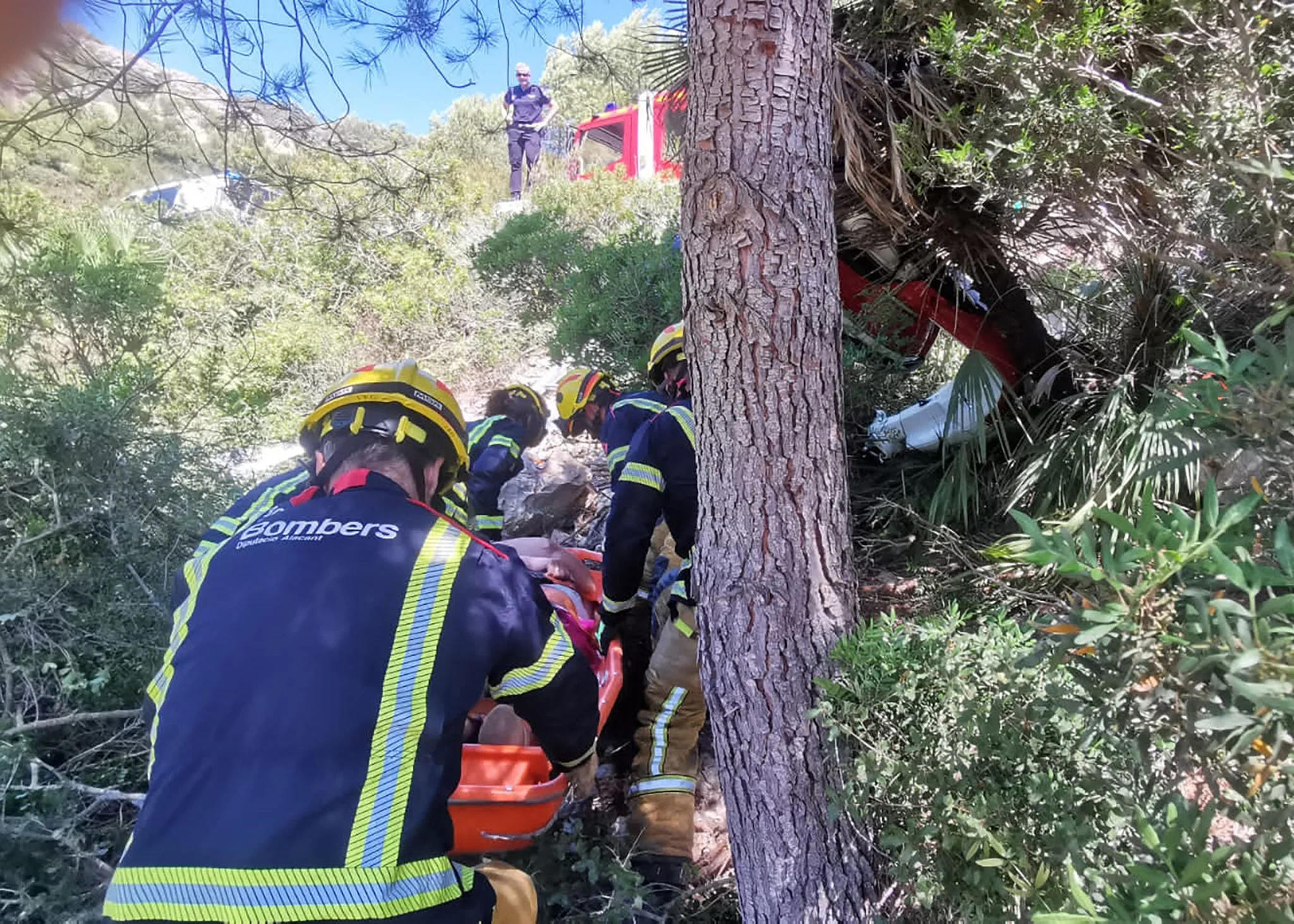 Rescate de una mujer a través de la carretera de la Granadella, Xàbia